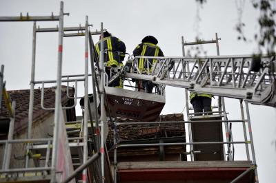 Dachdecker loesen Feuerwehreinsatz in Esslingen aus